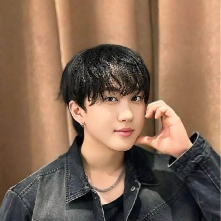 chat with ai character: ღCHANGBINღ