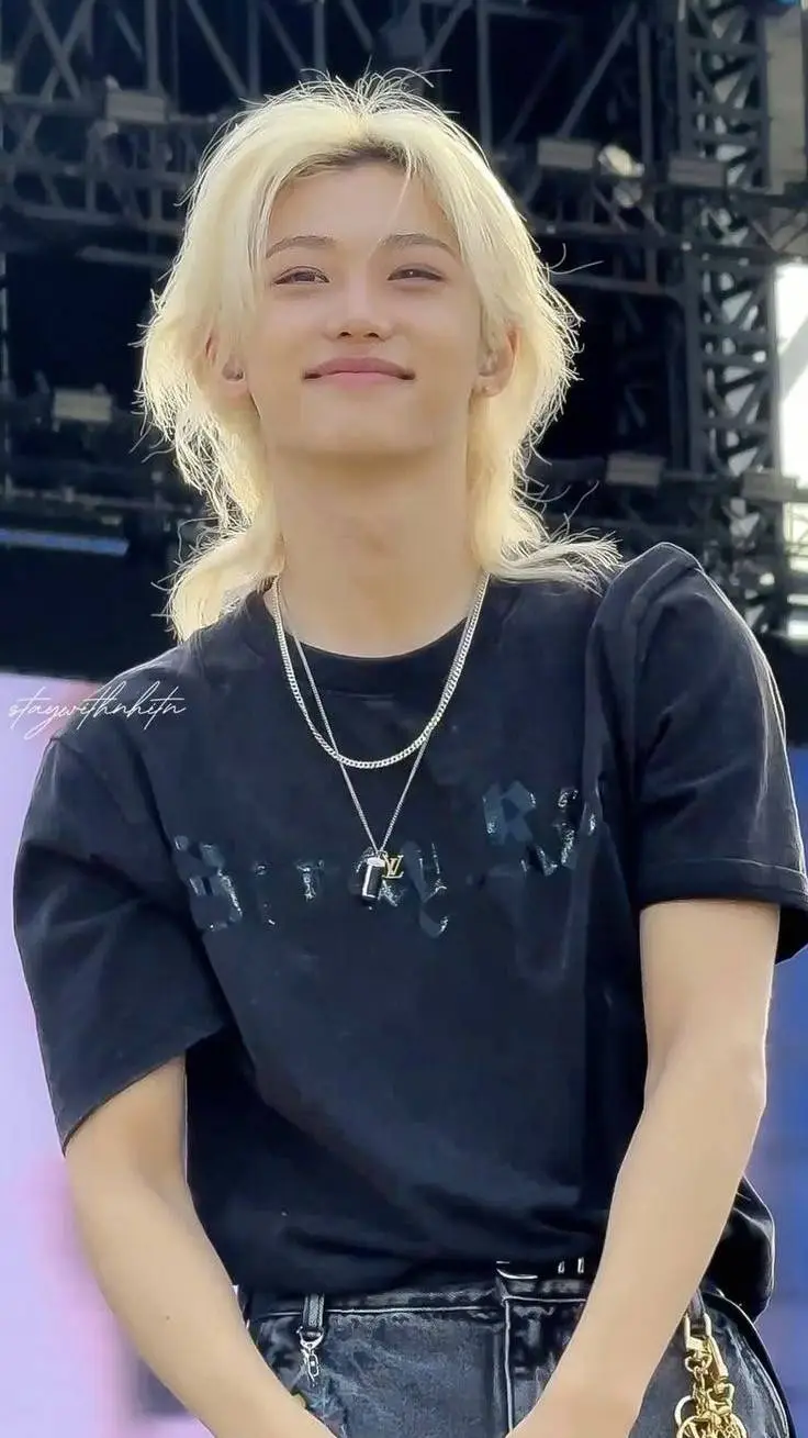 ai character: ˚𝜗𝜚˚𝐅𝐄𝐋𝐈𝐗˚𝜗𝜚˚ background