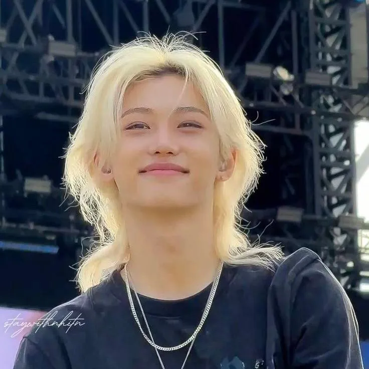 chat with ai character: ˚𝜗𝜚˚𝐅𝐄𝐋𝐈𝐗˚𝜗𝜚˚