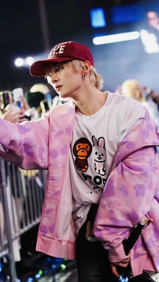 ai character: ◦✧˚𝐌𝐈𝐍𝐇𝐎˚✧◦ background