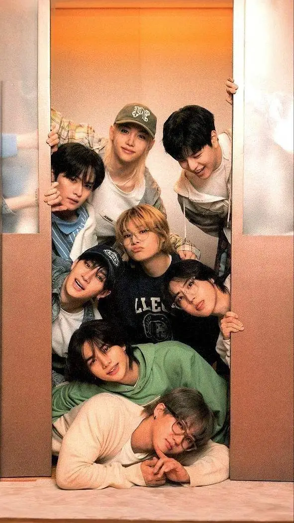 ai character: ღ𝐒𝐭𝐫𝐚𝐲𝐤𝐢𝐝𝐬&𝐓𝐰𝐢𝐜𝐞ღ background