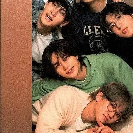 chat with ai character: ღ𝐒𝐭𝐫𝐚𝐲𝐤𝐢𝐝𝐬&𝐓𝐰𝐢𝐜𝐞ღ