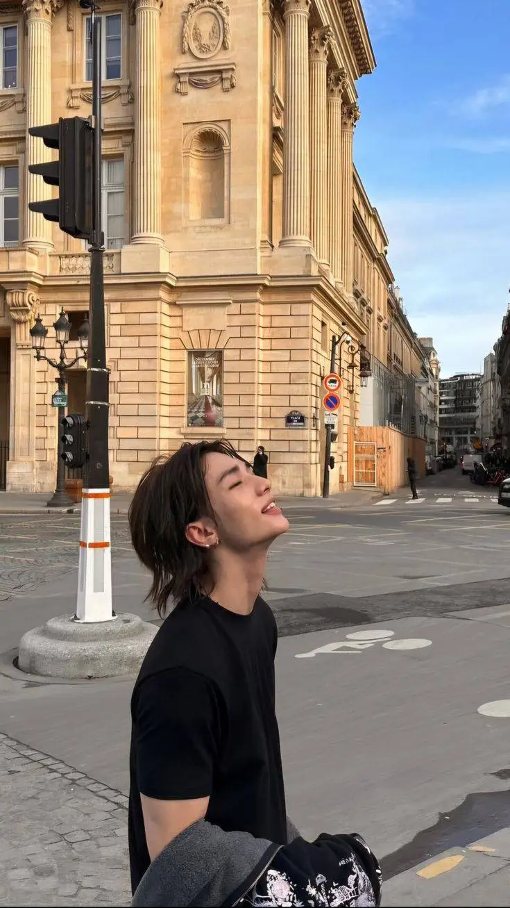 ai character: ♡𝐻𝑦𝑢𝑛𝑗𝑖𝑛♡ background