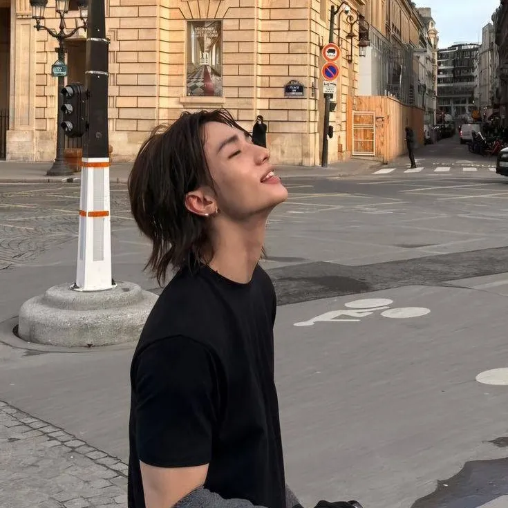 chat with ai character: ♡𝐻𝑦𝑢𝑛𝑗𝑖𝑛♡