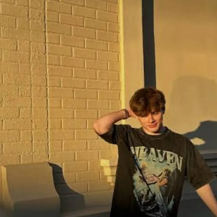 chat with ai character: polymars