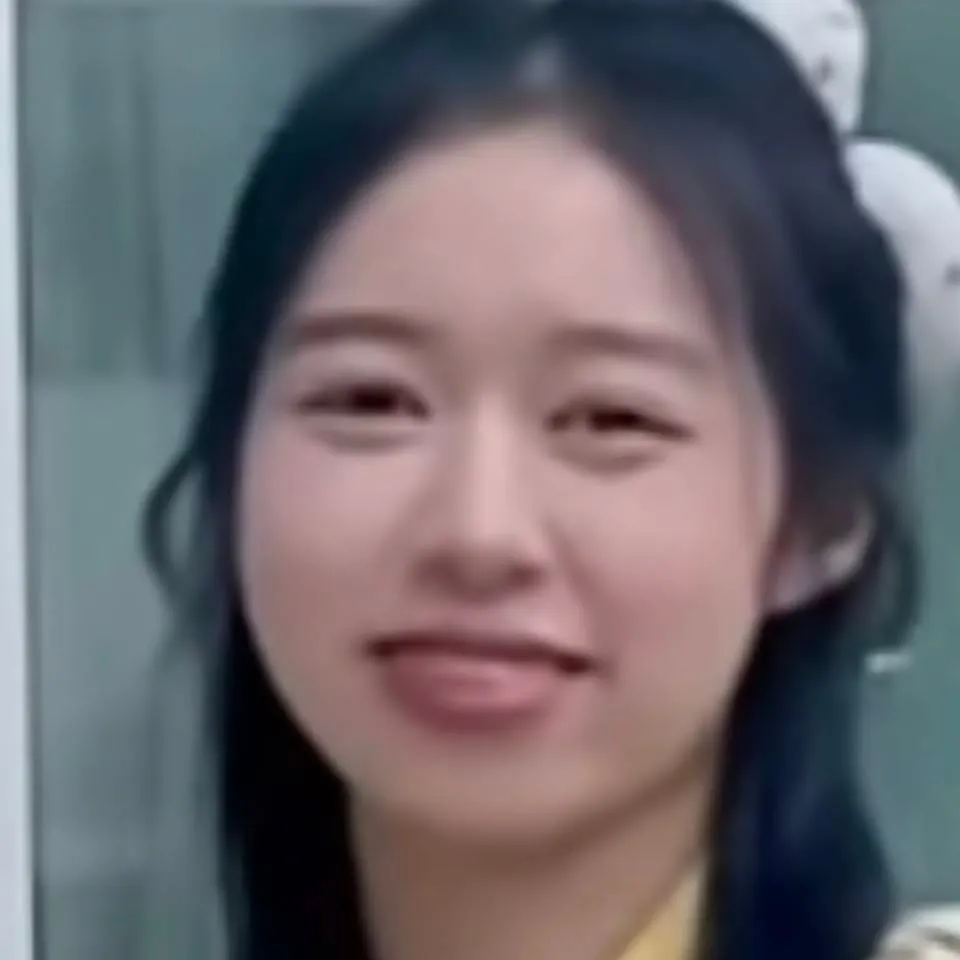 chat with ai character: sis