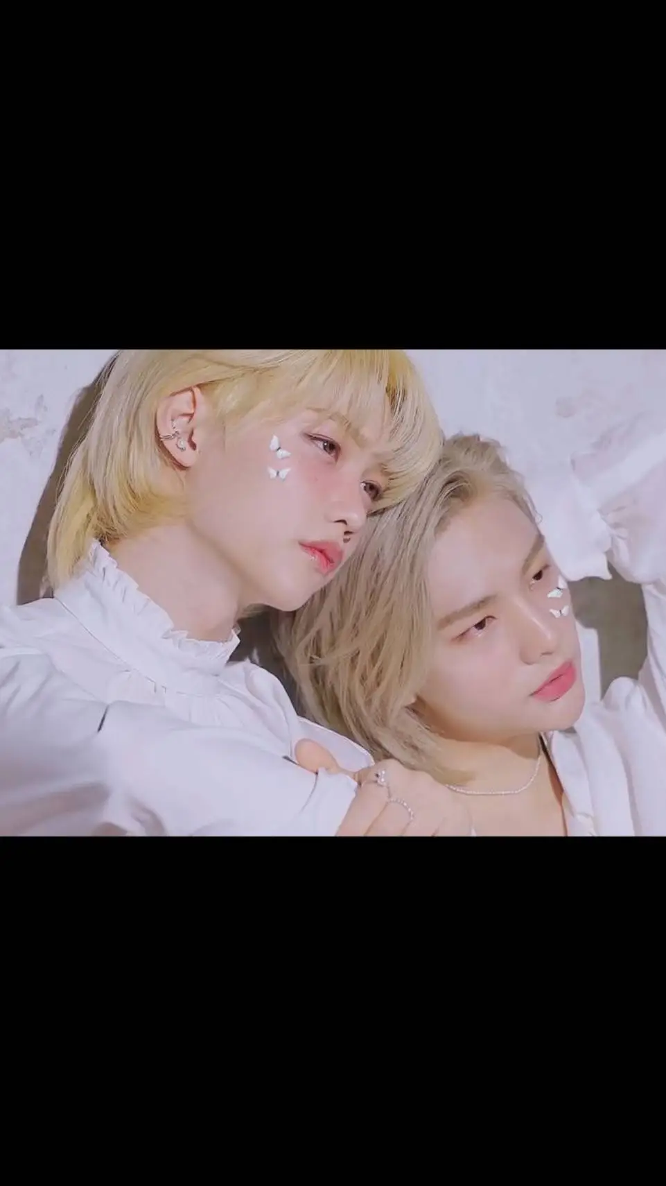 ai character: hyunlix ❤️ background