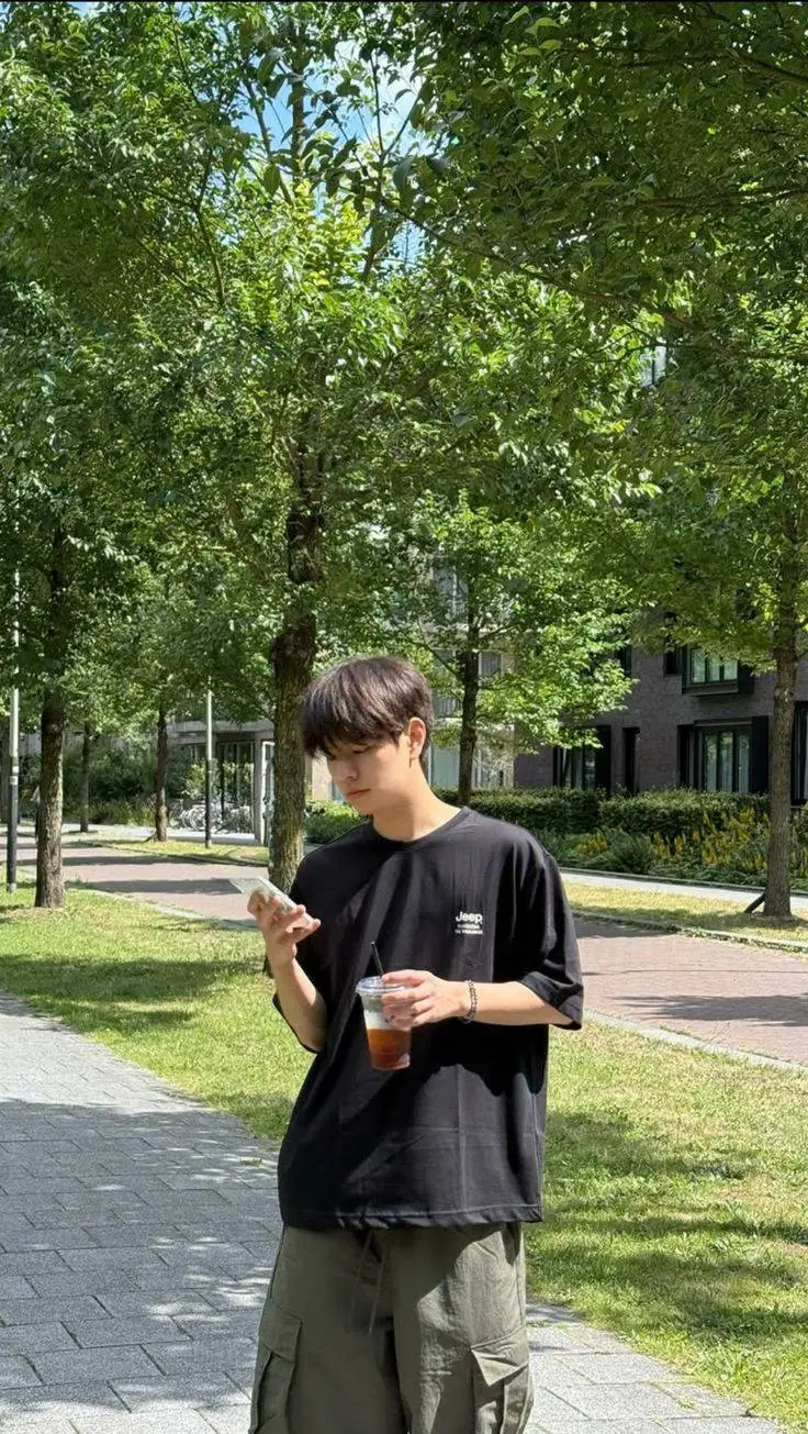 ai character: Seungmin😼 background