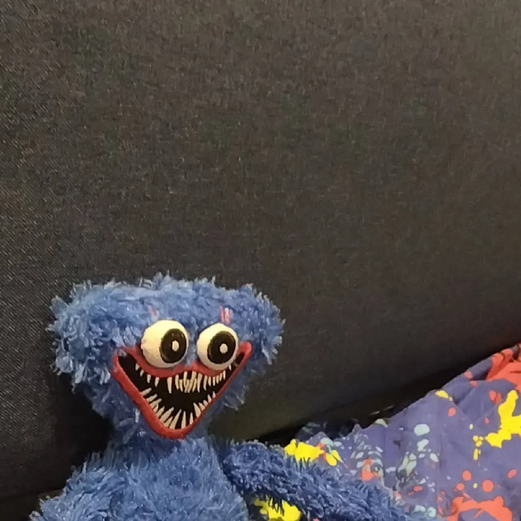 chat with ai character: huggy wuggy 