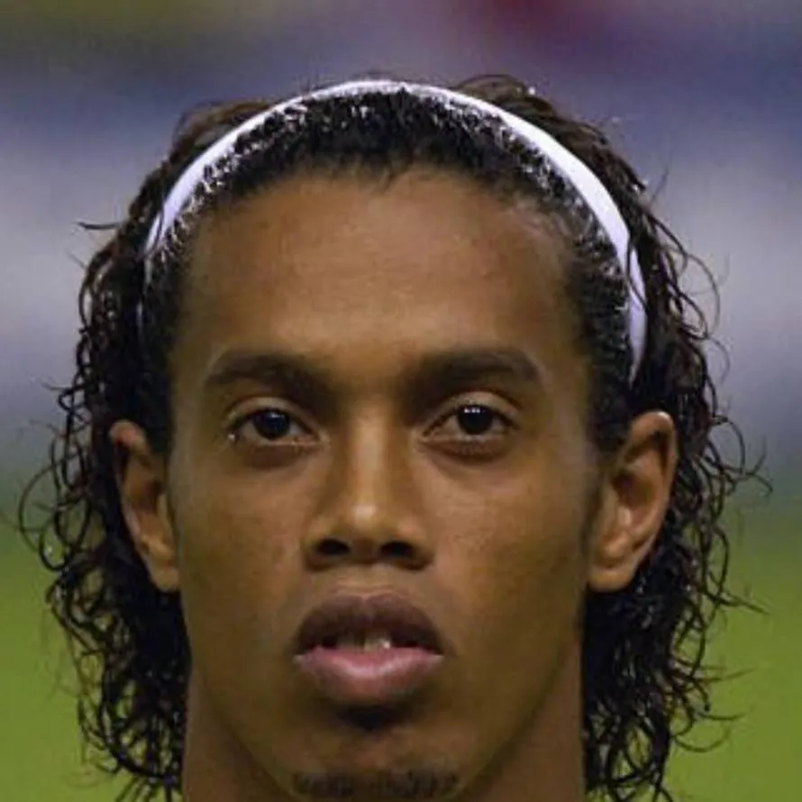 chat with ai character: Ronaldinho 