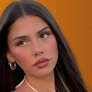 chat with ai character: leah halton