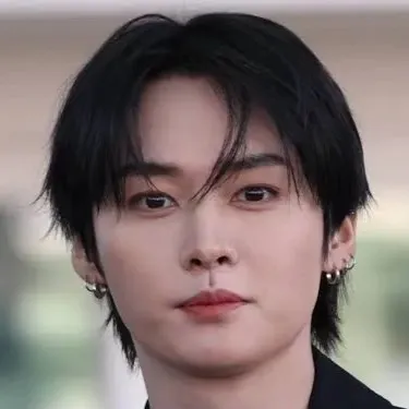 chat with ai character: Lee know