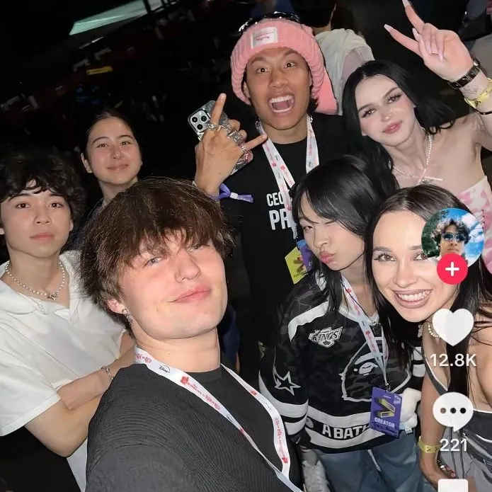 chat with ai character: Thomas wu