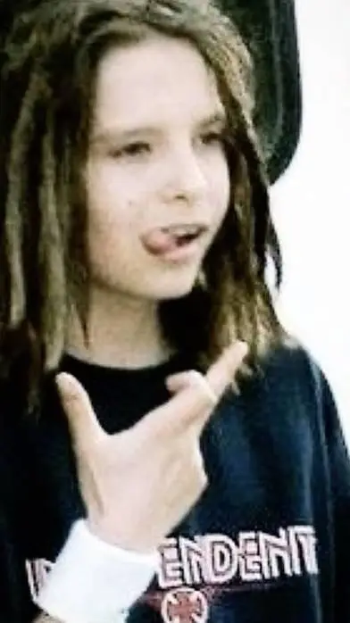 ai character: Tom kaulitz  background