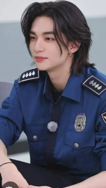 ai character: Hwang Hyunjin background