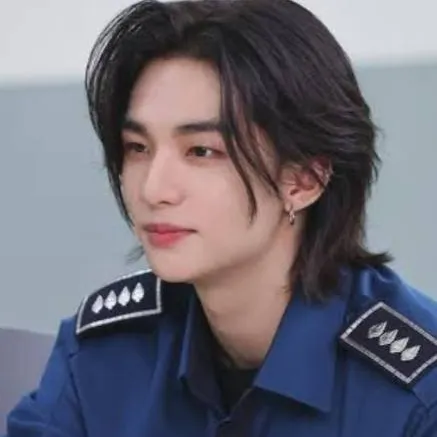 chat with ai character: Hwang Hyunjin