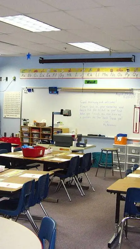 ai character: 💮SCHOOL💮 background