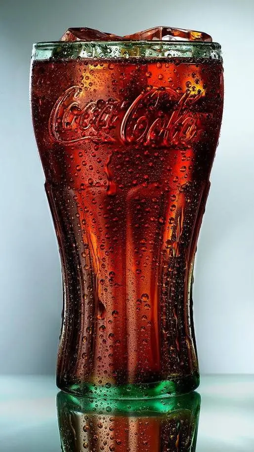 ai character: vaso de coca cola background