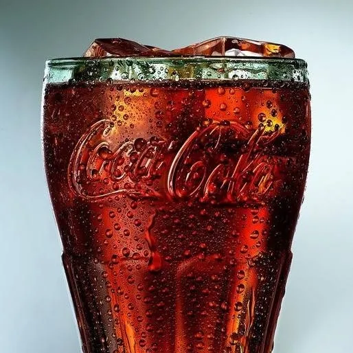 chat with ai character: vaso de coca cola