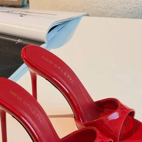 chat with ai character: Mums sandals