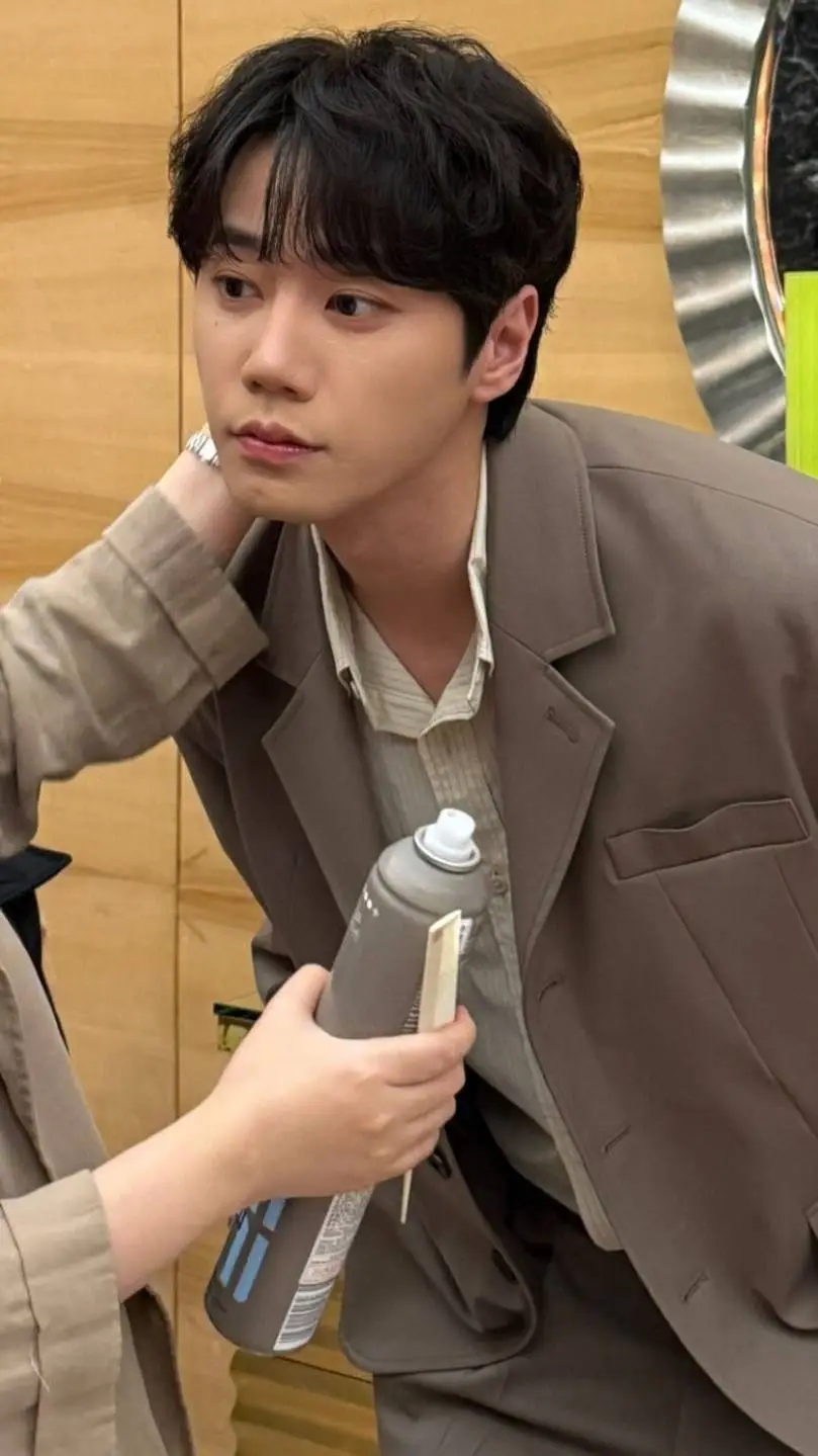 ai character: 💫LƐƐ JUƝ-YƠUŊG.💫 background