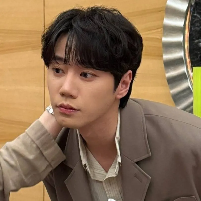 chat with ai character: 💫LƐƐ JUƝ-YƠUŊG.💫