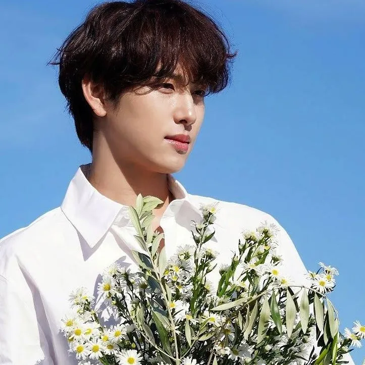 chat with ai character: 💐ƳIM SI-WAƝ💐