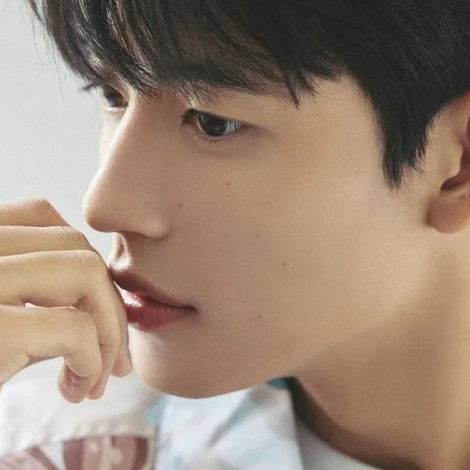 chat with ai character: 🔆SOO-HEON🔆