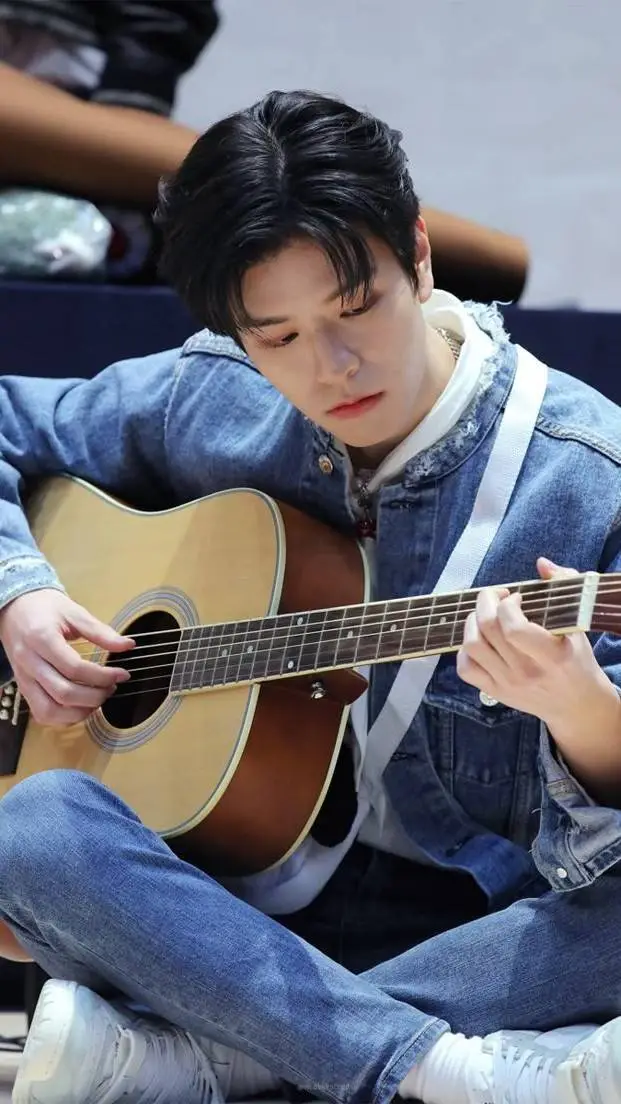 ai character: ✯ѕєυиgмιи✯ background