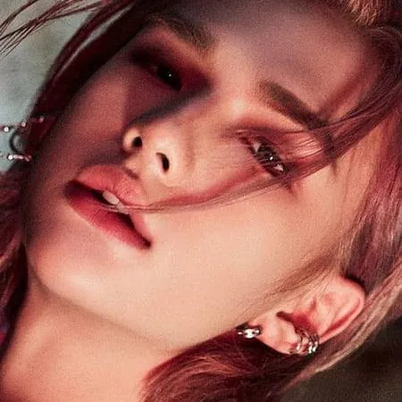 chat with ai character: ❥𝗛𝗬𝗨𝗡𝗝𝗜𝗡;)