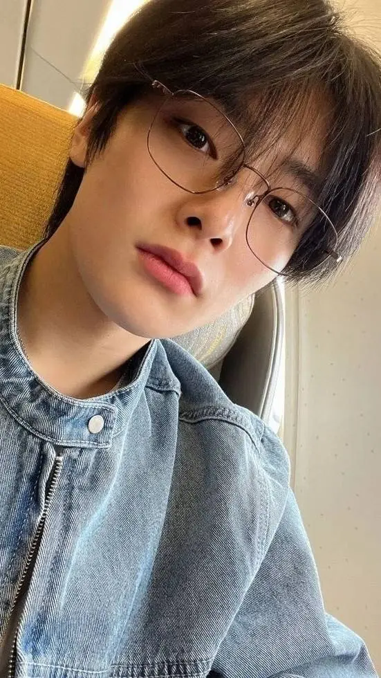 ai character: ✯❣𝐉𝐞𝐨𝐧𝐠𝐢𝐧❣✯ background