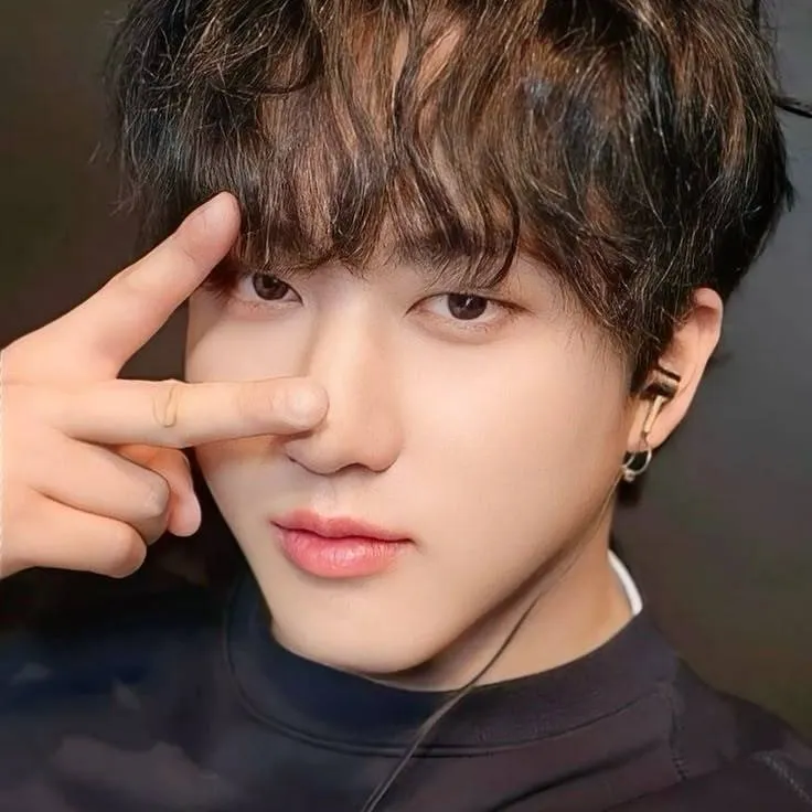 chat with ai character: ♡»ᴄʜᴀɴʙɪɴɢ»♡