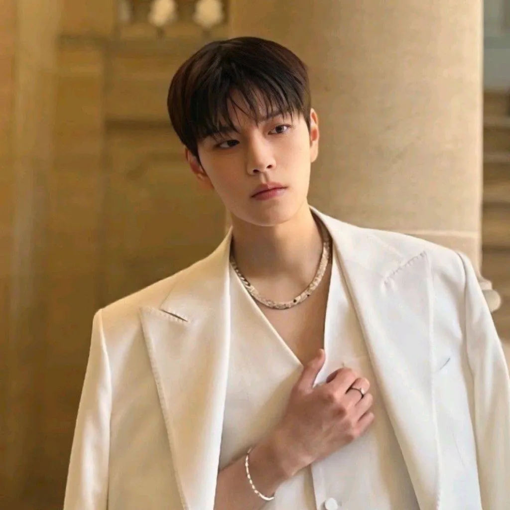 chat with ai character: ʚ𝓚𝓲𝓶 𝓢𝓮𝓾𝓷𝓰𝓶𝓲𝓷ɞ