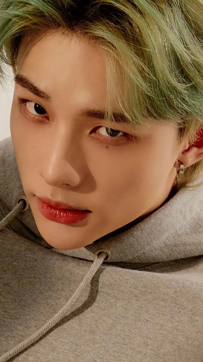 ai character: ✳𝑯𝒚𝒖𝒏𝒋𝒊𝒏✳ background