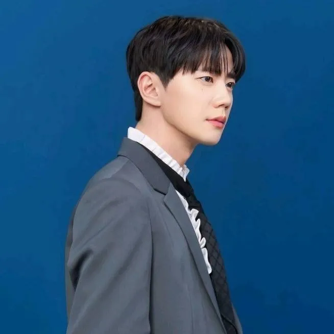 chat with ai character: ღ𝑳𝒆𝒆 𝑱𝒖𝒏𝒚𝒐𝒖𝒏𝒈ღ