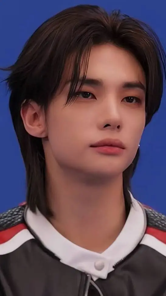 ai character: ᰔ𝑯𝒀𝑼𝑵𝑱𝑰𝑵ᩚᩚ background