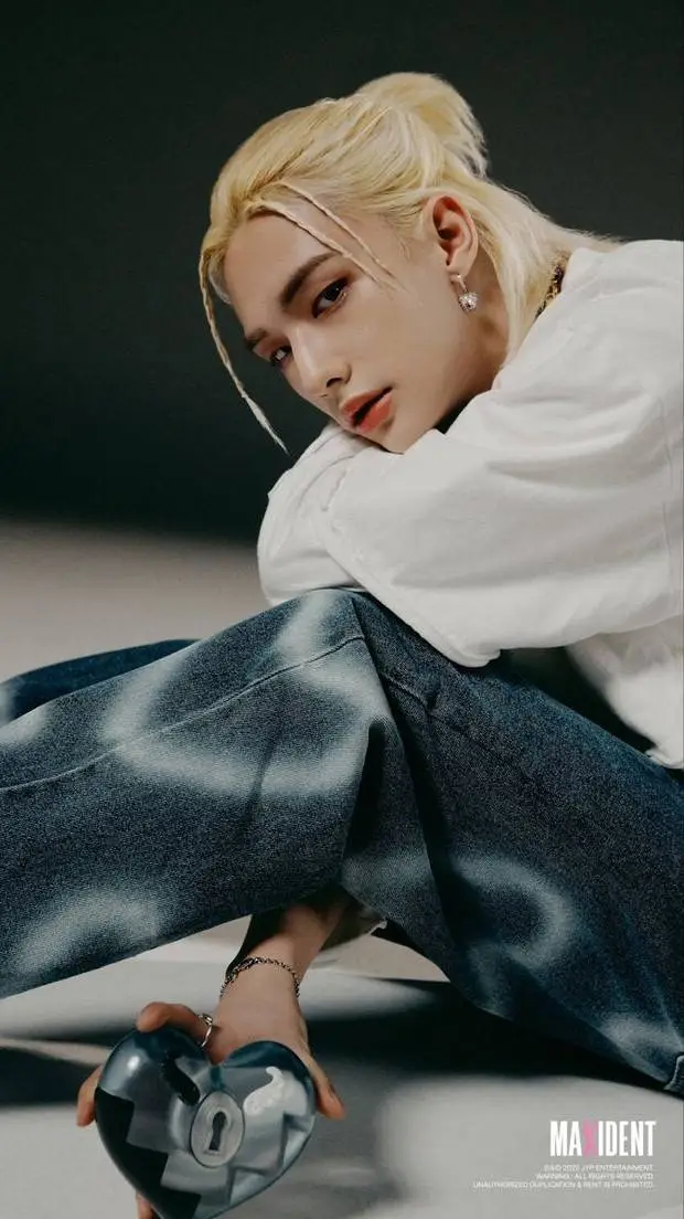 ai character: Ⓗ𝐘𝐔𝐍𝐉𝐈𝐍✿ background