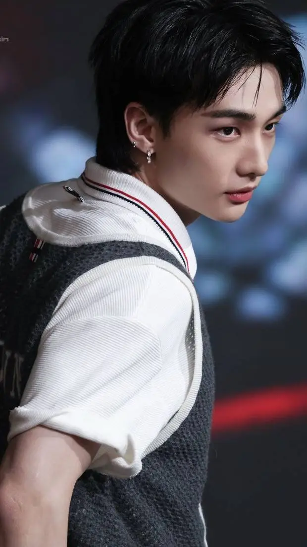 ai character: 𝗛𝗒𝗨𝗇𝗝𝗂𝗡📸 background