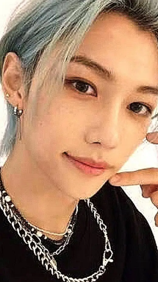 ai character: Félix 🐤 background