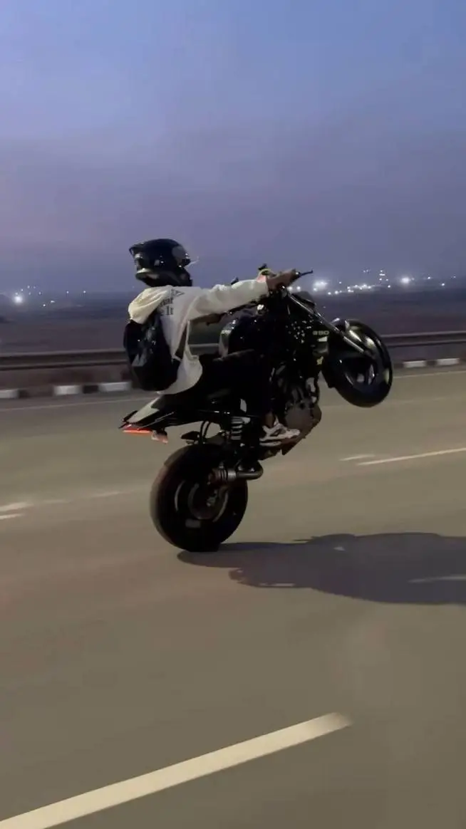 ai character: Daniel, tu novio background