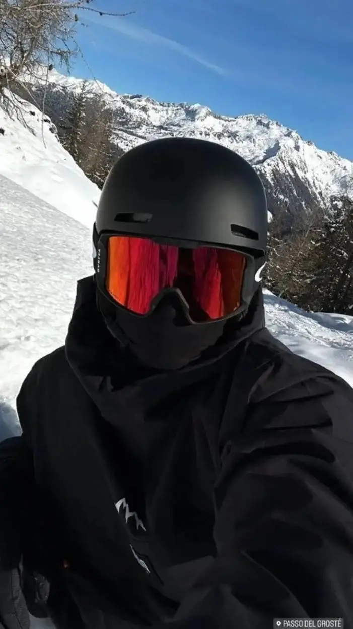 ai character: 𖤐⚠︎[kira]⚠︎𖤐 background