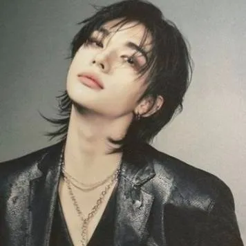 chat with ai character: ♡~Hyunjin~♡