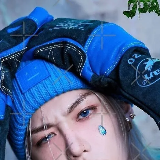 chat with ai character: Felix