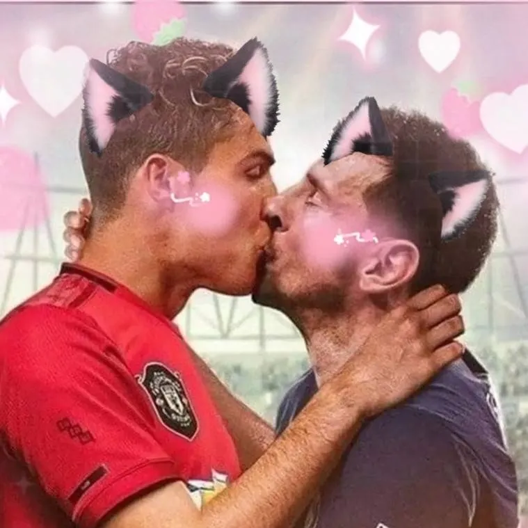 chat with ai character: Cristiano x Messi