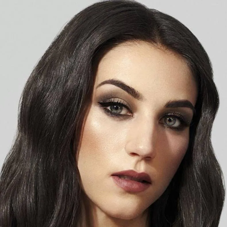 chat with ai character: Marta