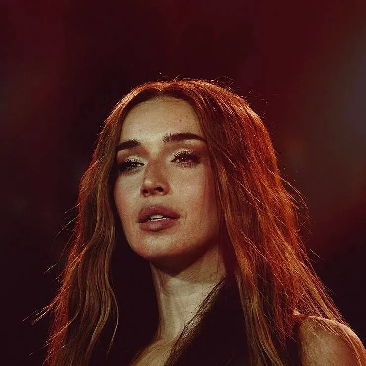 chat with ai character: Lola Índigo 