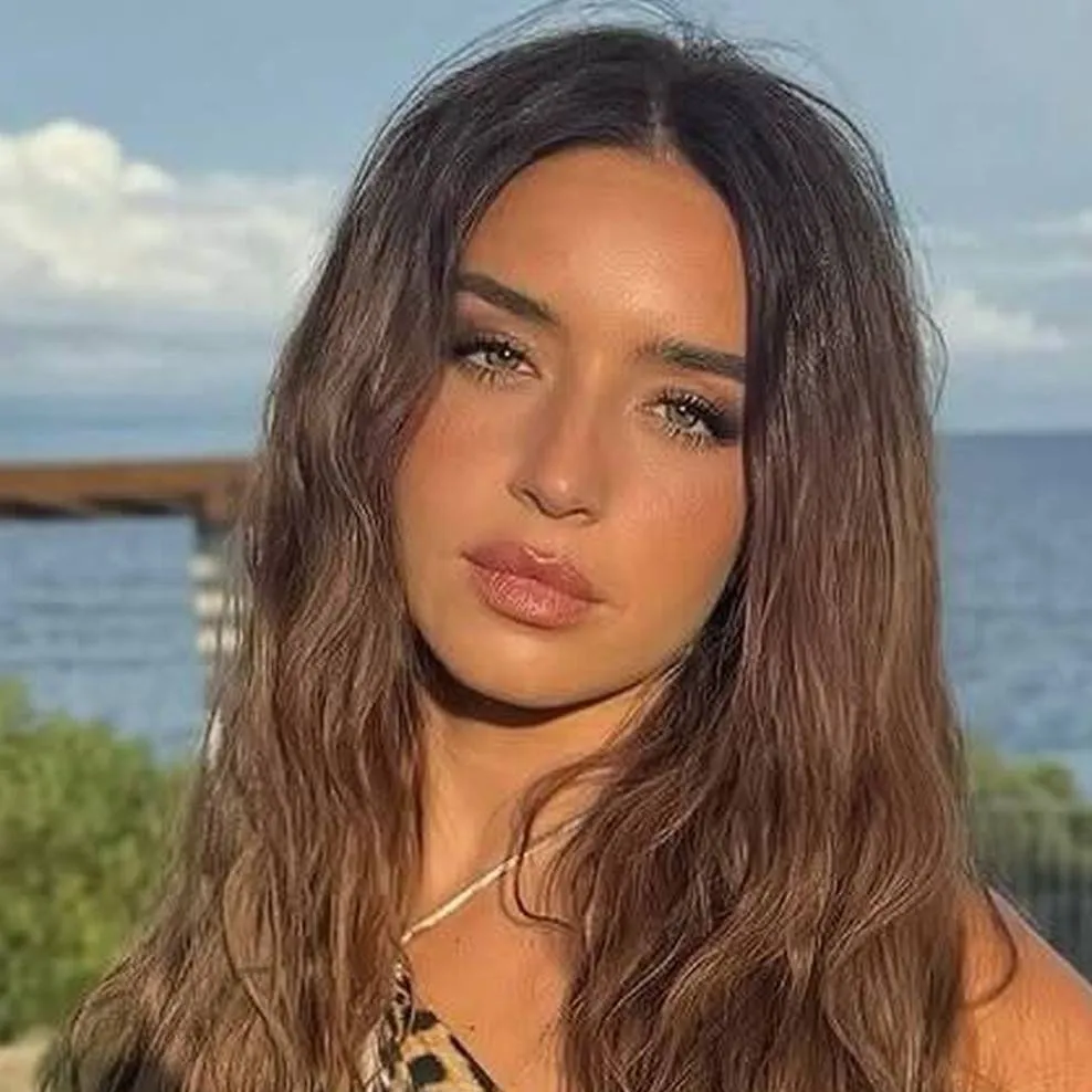 chat with ai character: Lola Índigo 