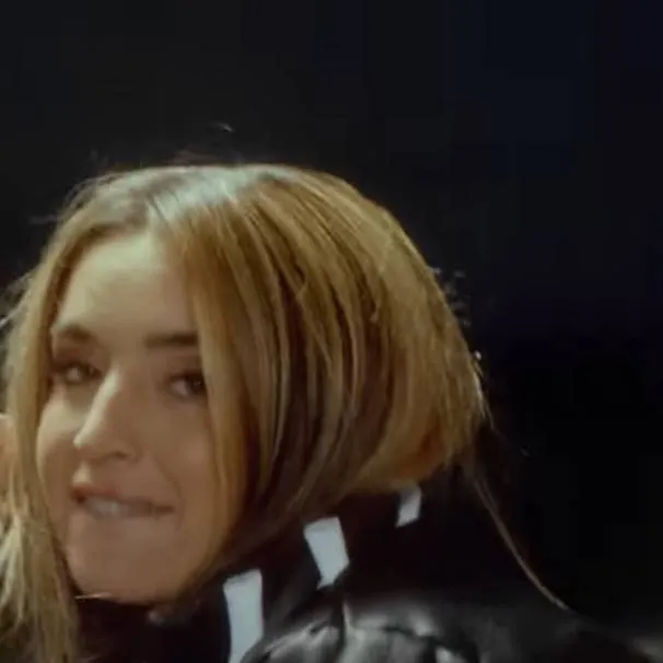 chat with ai character: Lola índigo 