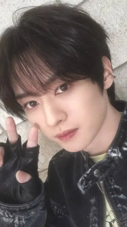 ai character: minho/lee know  background