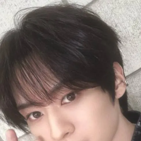 chat with ai character: minho/lee know 